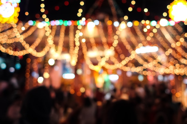 Luces borrosas de carnaval en la noche