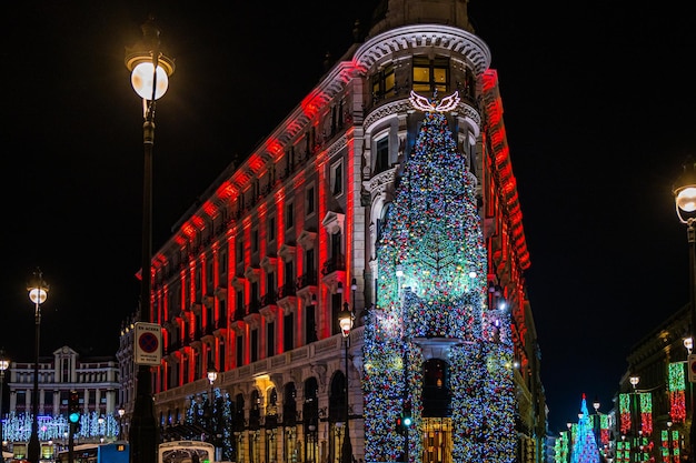 Luces brillantes de adornos navideños en Madrid por la noche