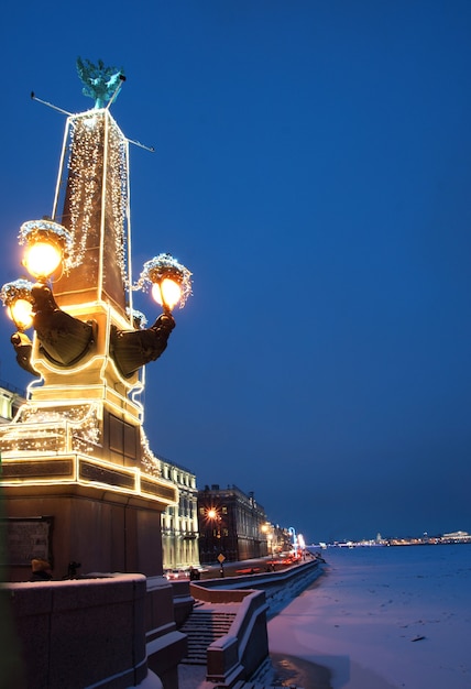 Luces brillantes de una guirnalda en un hermoso monumento en San Petersburgo.