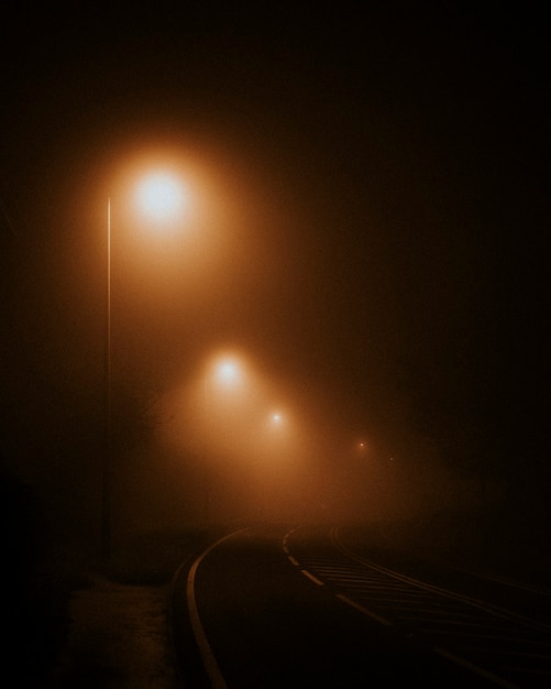 Luces de la calle en una carretera vacía