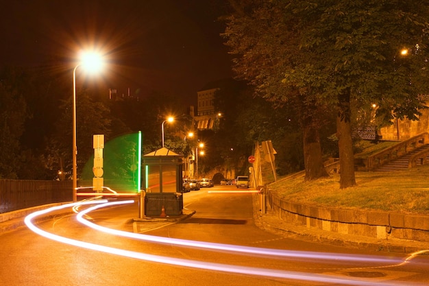 Luces de calle iluminadas en la carretera