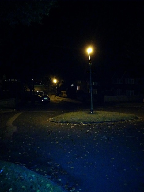 Foto luces de la calle iluminadas por la noche