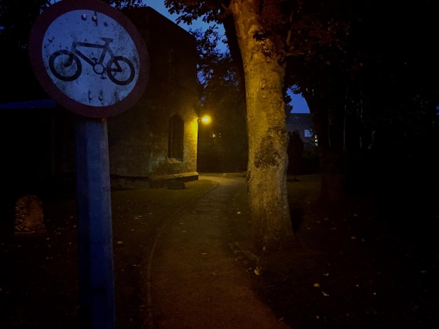 Foto luces de la calle iluminadas por la noche