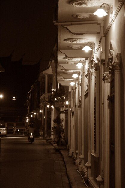 Luces de la calle iluminadas por la noche