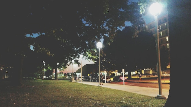 Foto luces de la calle iluminadas por la noche