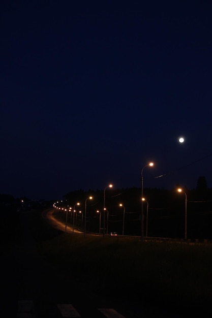 Foto luces de la calle iluminadas por la noche