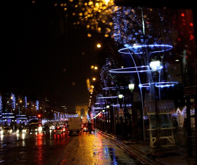 Foto luces callejeras en la ciudad por la noche