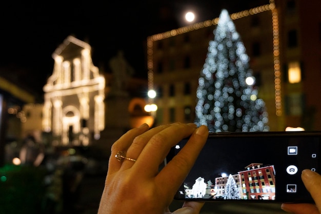 Luces callejeras históricas de la ciudad medieval de Chiavari para Navidad