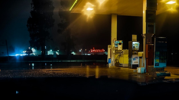 Foto luces callejeras iluminadas por la carretera en la ciudad por la noche