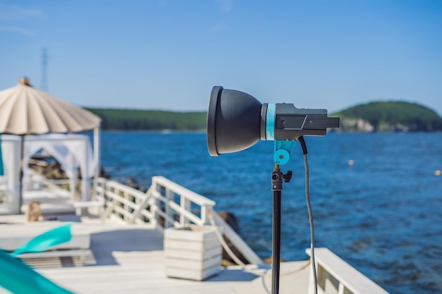 Luces de cine en una sesión de producción de video comercial con zona lounge junto al mar