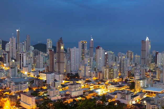 Luces de la ciudad de balneario camboriu en santa catarina