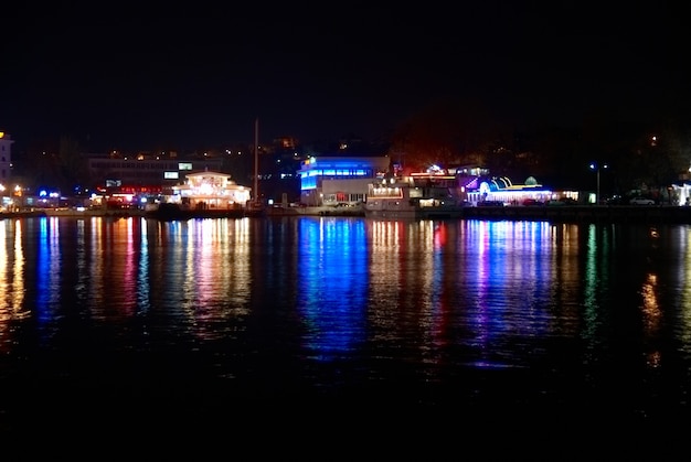 Luces de la ciudad de colores con reflejo de agua suave