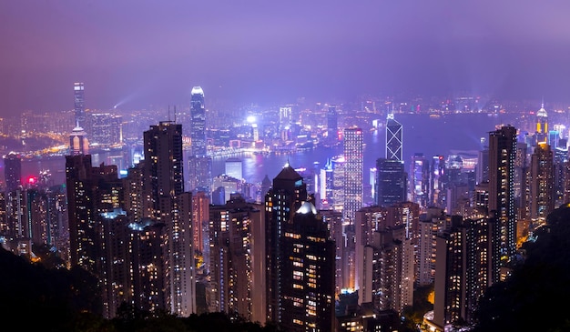 luces de la ciudad por la noche