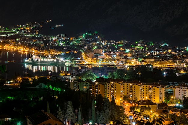 Las luces de la ciudad nocturna en el antiguo fiordo.