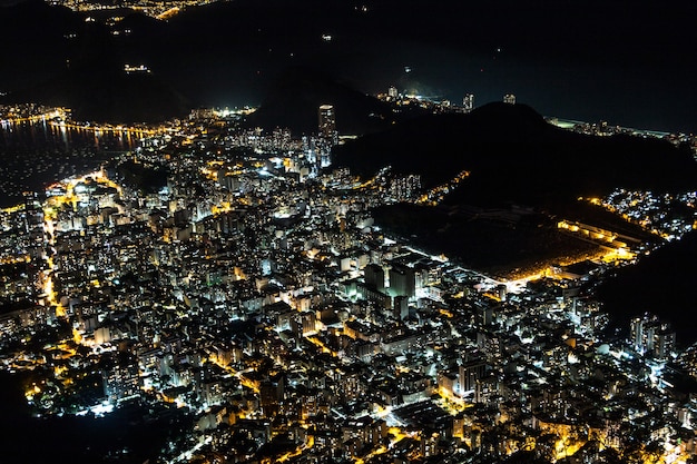 Luces de la ciudad vistas desde la cima del cerro corcovado en río de janeiro, brasil.