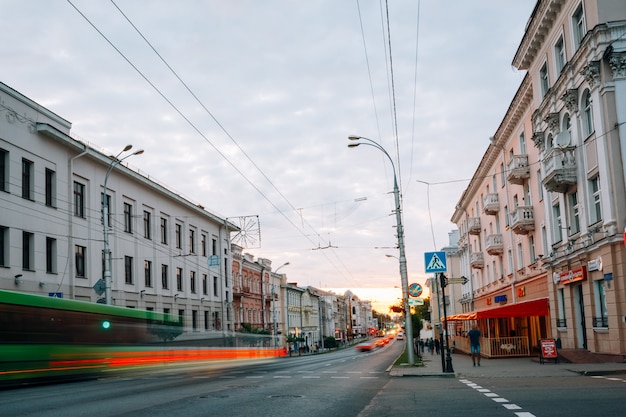 Foto luces de coche en la calle sovetskaya. gomel, bielorrusia