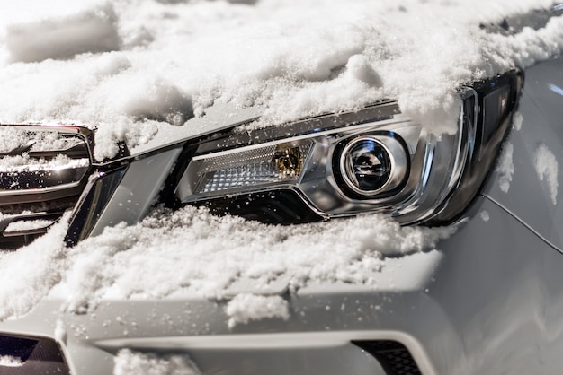 Luces de coche bajo la nieve