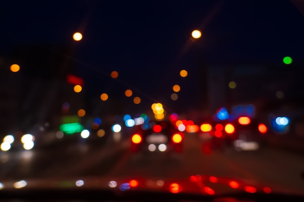 Luces de coches en la carretera fondo borroso