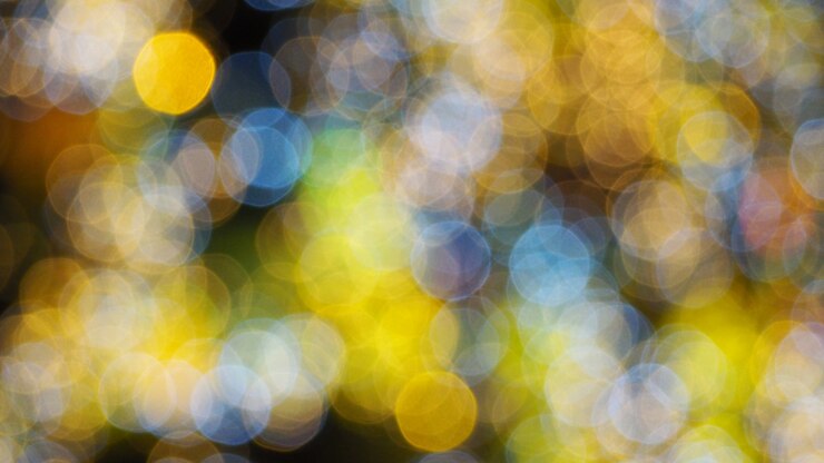 Foto luces de colores bokeh borrosa en la noche.