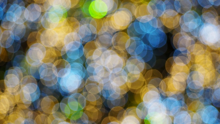 Foto luces de colores bokeh borrosa en la noche.