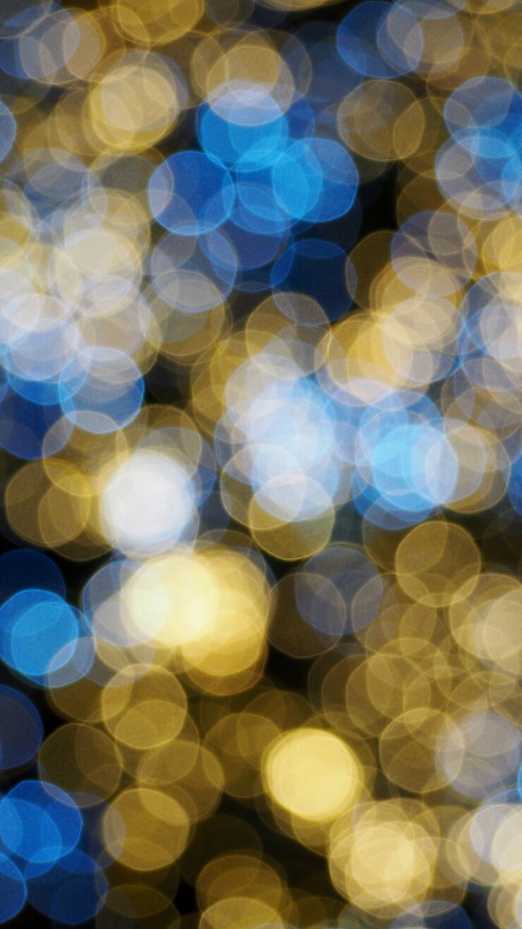 Foto luces de colores bokeh borrosa en la noche.
