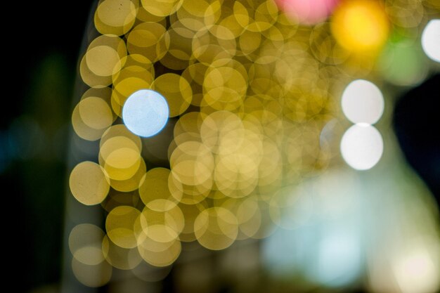 Luces de colores en el día de Año Nuevo Luces de círculo Bokeh imagen de fondo con espacio de copia