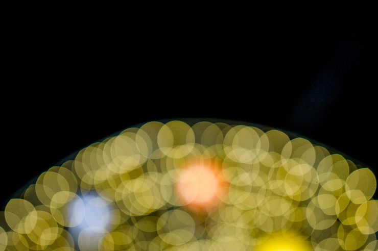 Foto luces de colores en el día de año nuevo luces de círculo bokeh imagen de fondo con espacio de copia