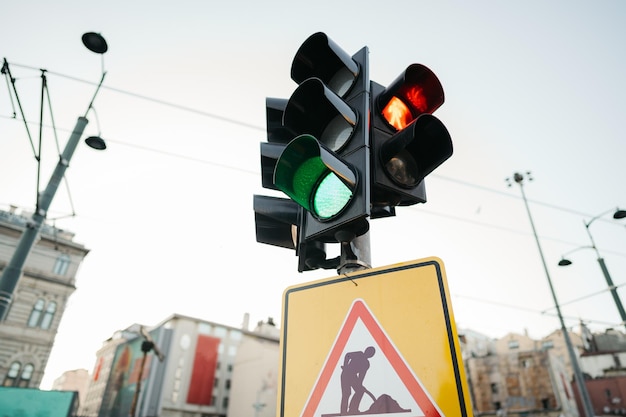 Luces de control de tráfico temporales y señal de tráfico del sitio de construcción del triángulo