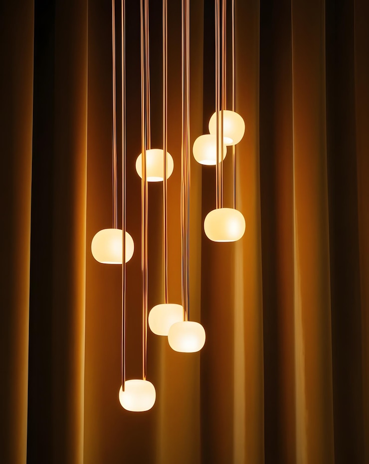luces en una cortina con una luz a la derecha