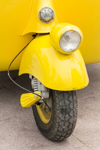 Luces delante de un coche vintage con una esfera única.