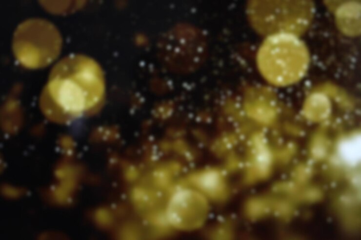 Foto luces desenfocadas detrás de la lluvia en la ventana en tonos cálidos fondo bokeh
