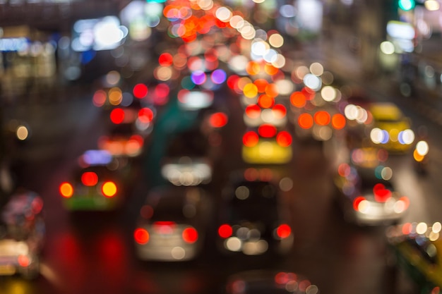 Luces desenfocadas por la noche