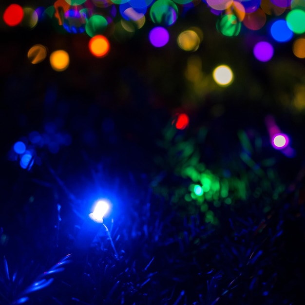 Luces desenfocadas por la noche