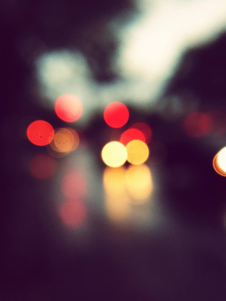 Foto luces desenfocadas por la noche