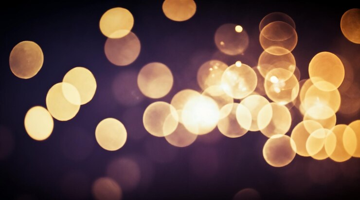 Foto las luces doradas de bokeh en un fondo oscuro