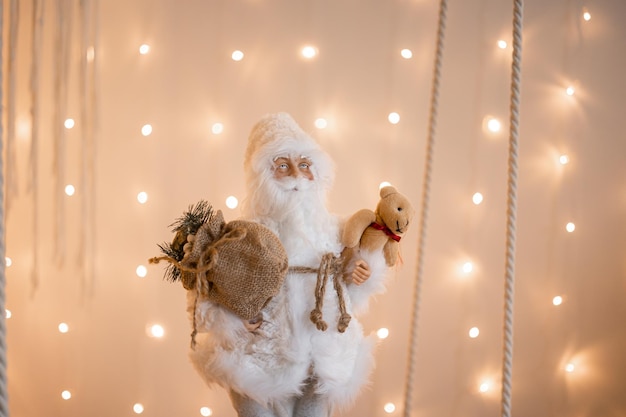 Luces doradas de Navidad desenfocadas en efecto bokeh Espacio de copia Se puede usar como papel tapiz Se puede usar para la celebración de Año Nuevo