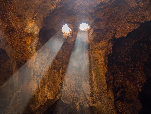 Foto las luces entran en una cueva.