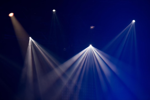 Foto luces del escenario brillando en la oscuridad