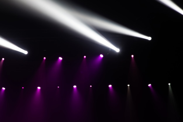 Luces del escenario en concierto. Equipo de iluminación con vigas multicolores.