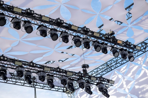 Luces del escenario de un festival de música