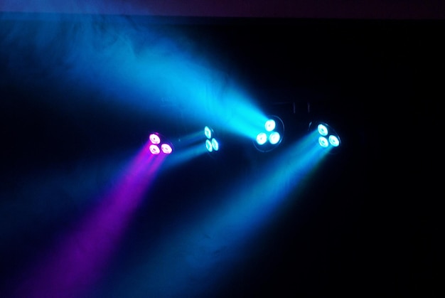 Foto luces del escenario iluminadas en un club nocturno