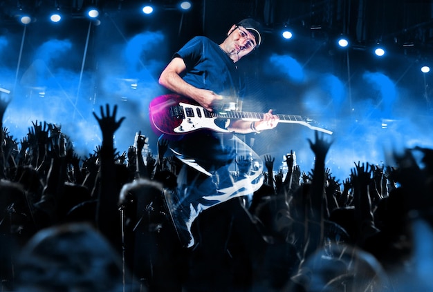Foto luces del escenariofondo musical abstractotocar la guitarra y el concepto de concierto