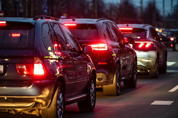 Foto luces de freno de automóviles en el atasco de tráfico de la noche en una calle de la autopista en la ciudad