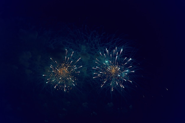 Luces de fuegos artificiales multicolores borrosas contra el cielo nocturno oscuro