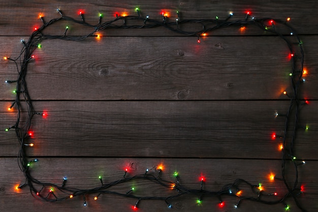 Luces de guirnalda de Navidad sobre fondo gris, espacio de copia