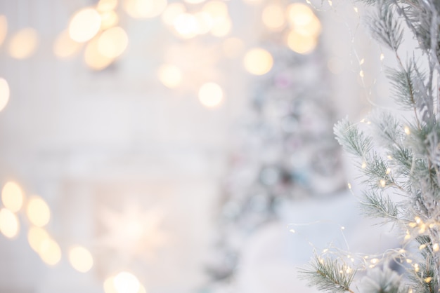 Luces y guirnaldas sobre un fondo gris nieve.