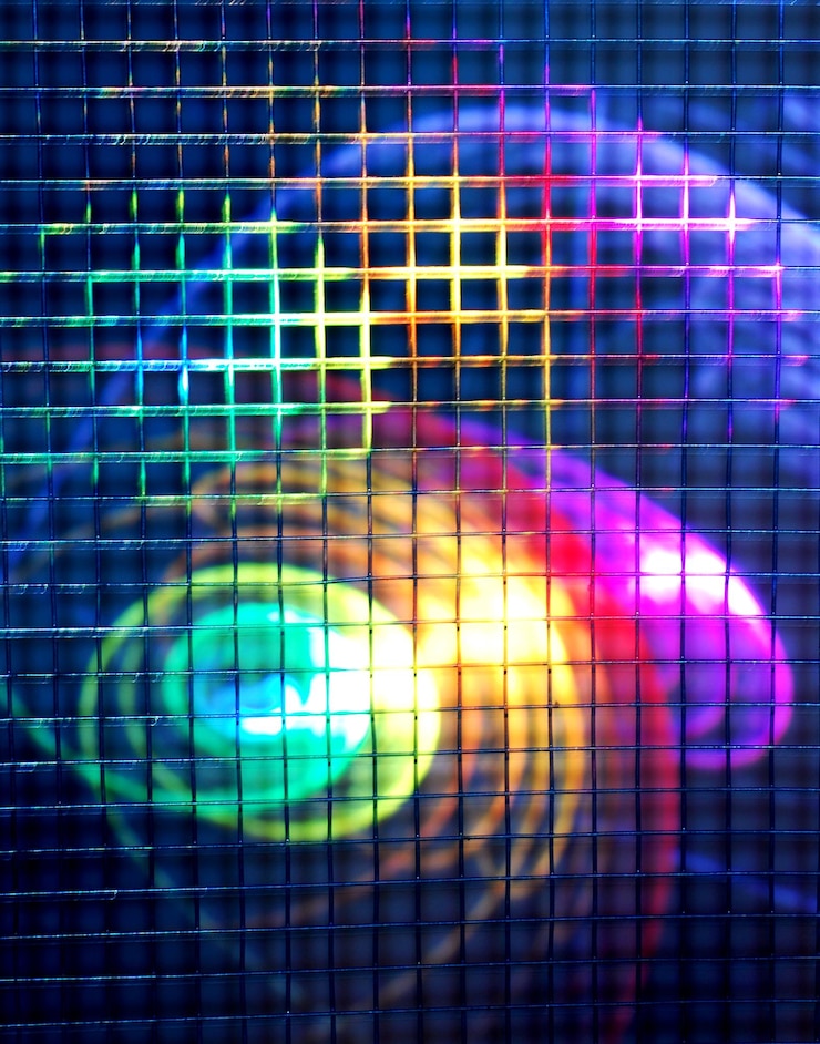 Foto luces iluminadas de colores vistas a través de una rejilla de metal