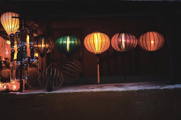 Luces iluminadas por la noche