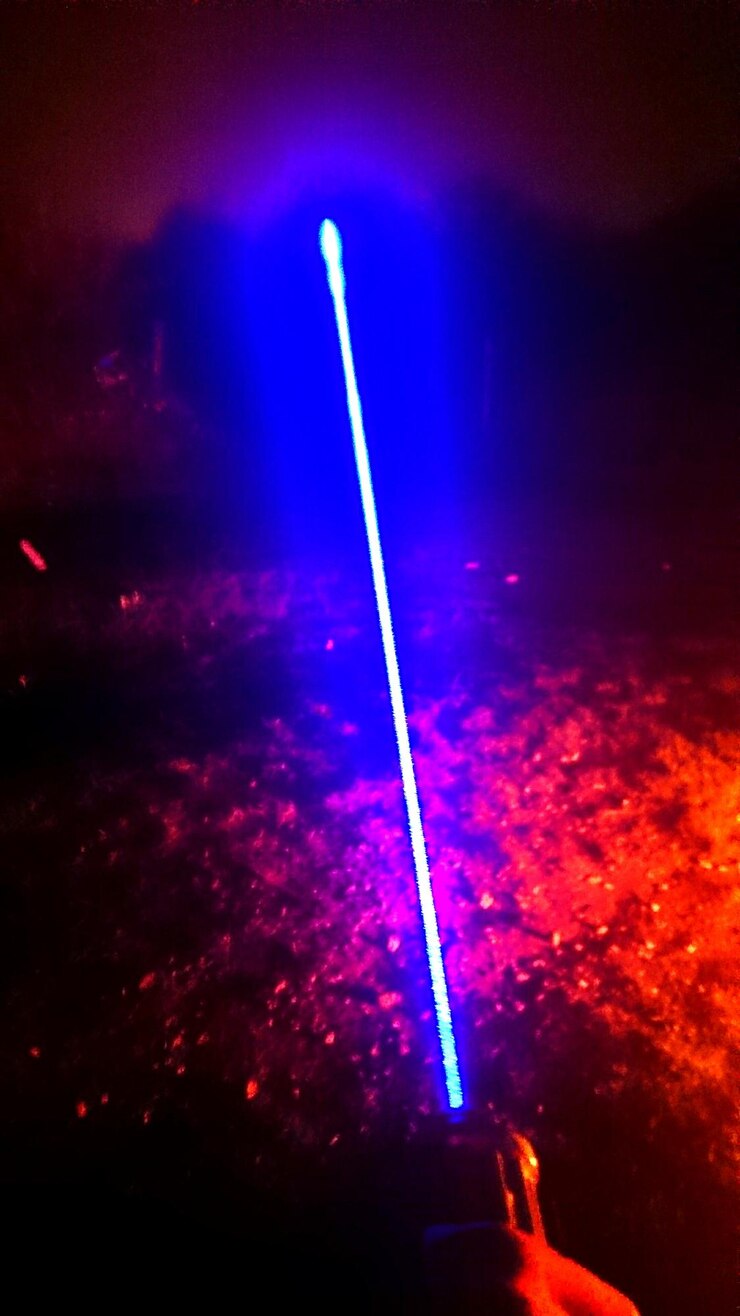Foto luces iluminadas por la noche