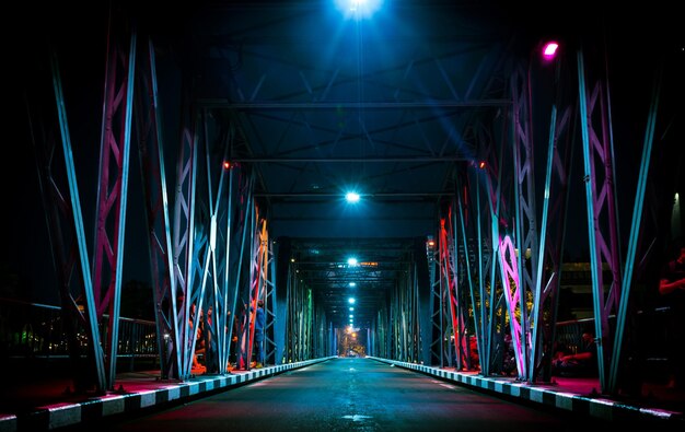 Foto luces iluminadas en el puente por la noche